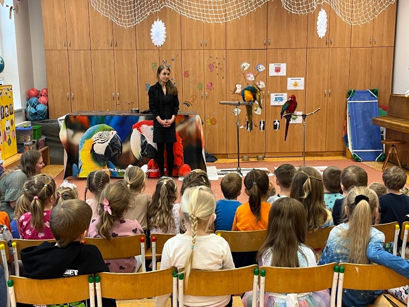 PAPOUŠCI VE ŠKOLCE