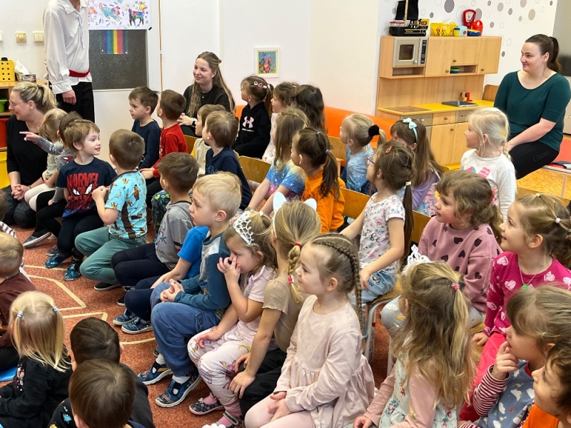 PAPOUŠCI VE ŠKOLCE