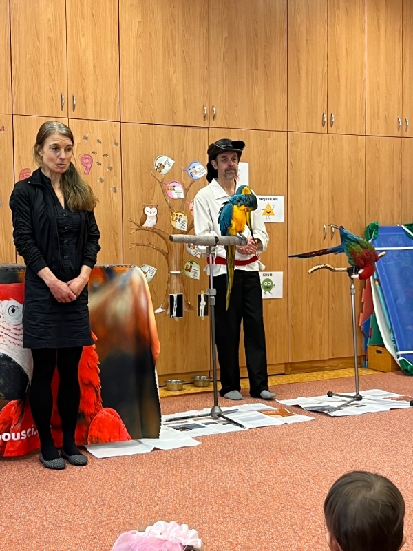 PAPOUŠCI VE ŠKOLCE