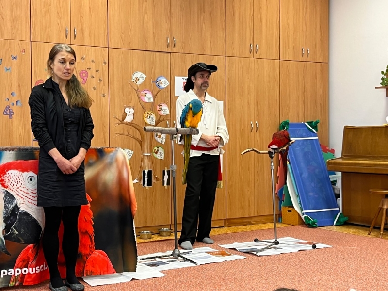 PAPOUŠCI VE ŠKOLCE