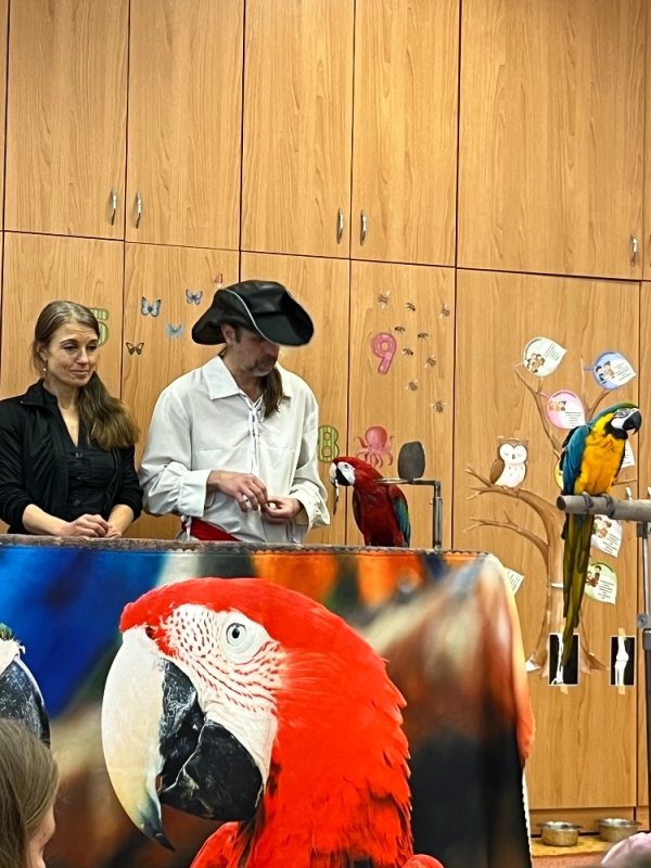 PAPOUŠCI VE ŠKOLCE