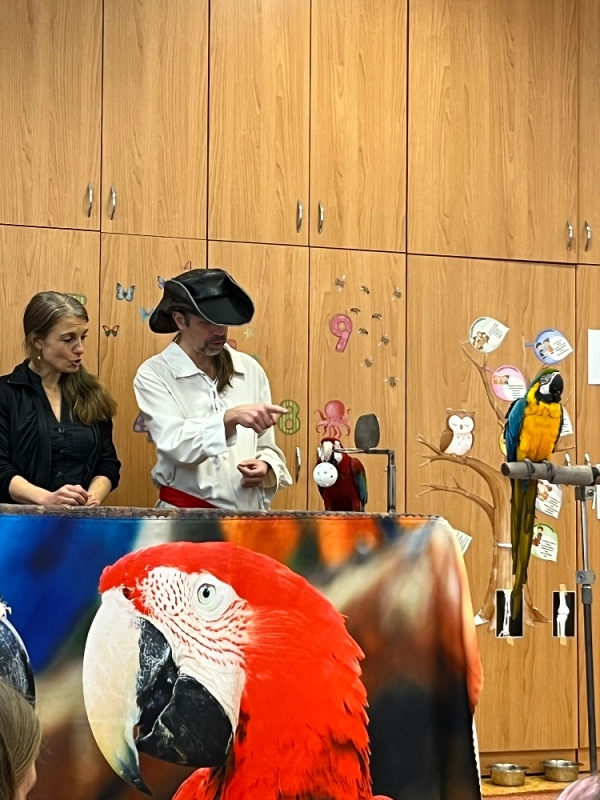 PAPOUŠCI VE ŠKOLCE