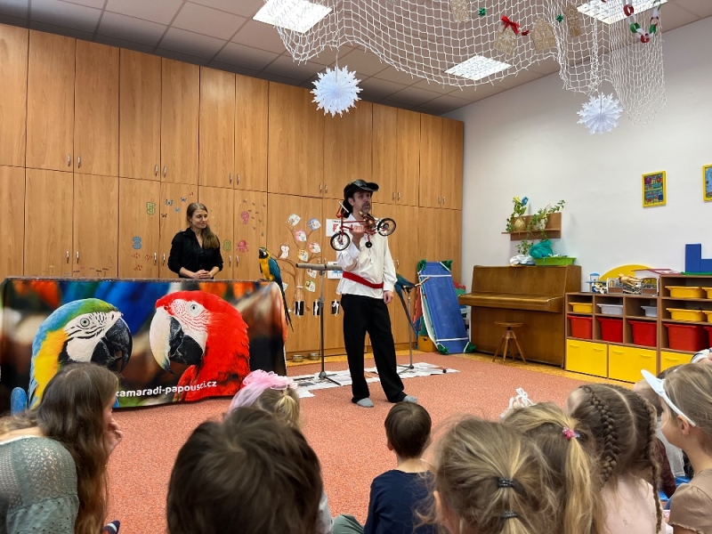 PAPOUŠCI VE ŠKOLCE