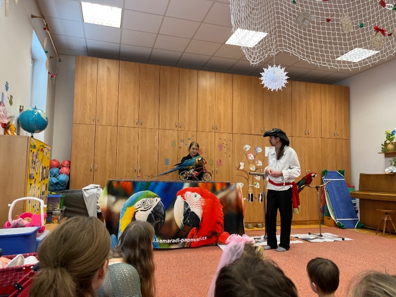 PAPOUŠCI VE ŠKOLCE