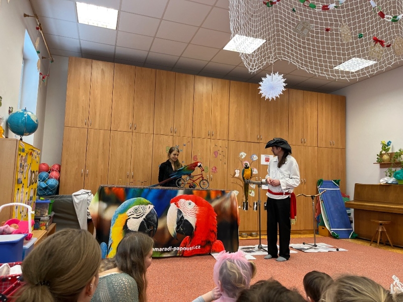 PAPOUŠCI VE ŠKOLCE