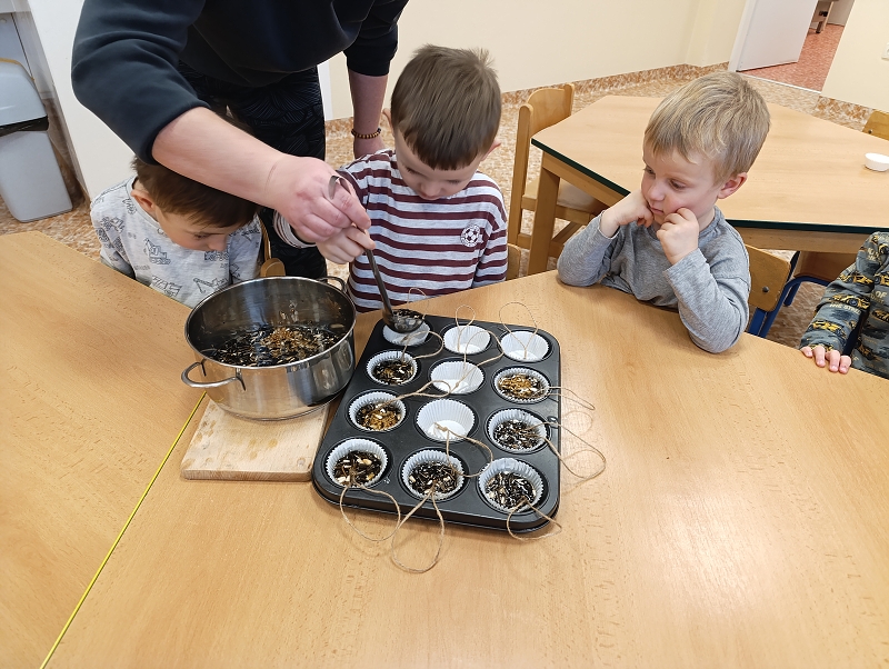 Zeleňásci - Huboval vrabčák na zimu