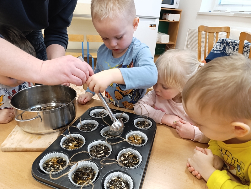 Zeleňásci - Huboval vrabčák na zimu