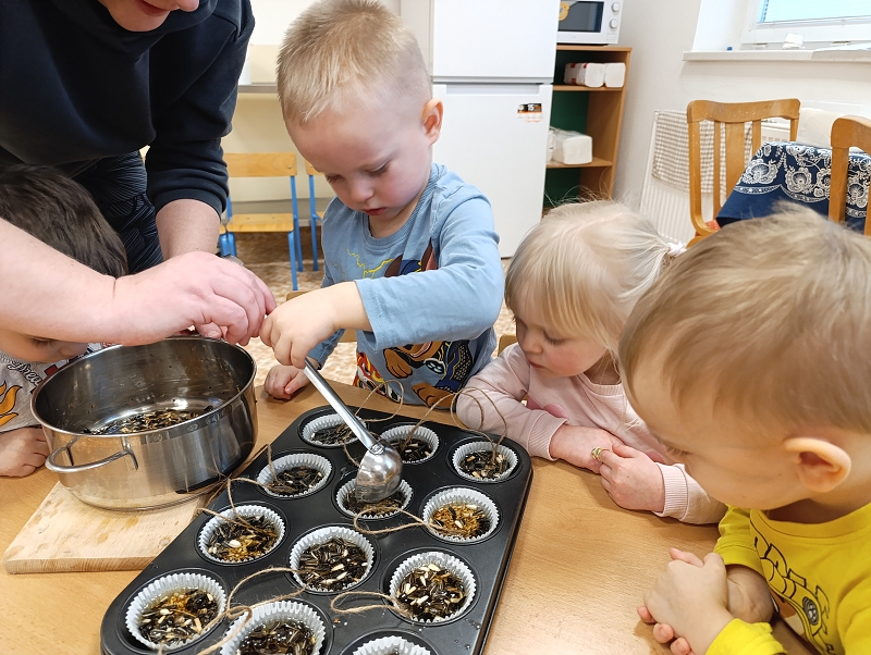 Zeleňásci - Huboval vrabčák na zimu