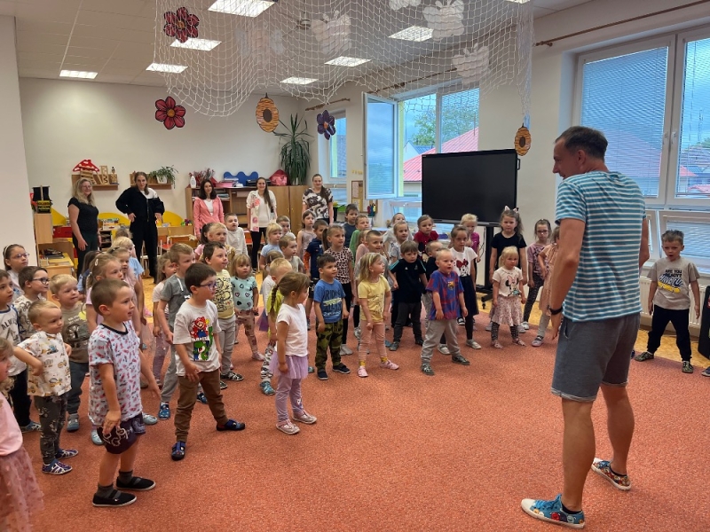 MŠ Korálky - Kouzelný kabaret M. Řezníček