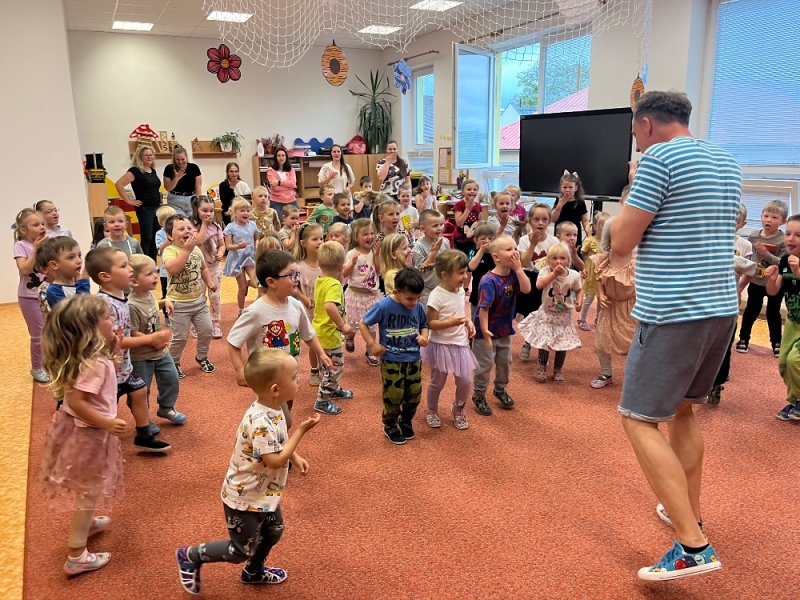 MŠ Korálky - Kouzelný kabaret M. Řezníček