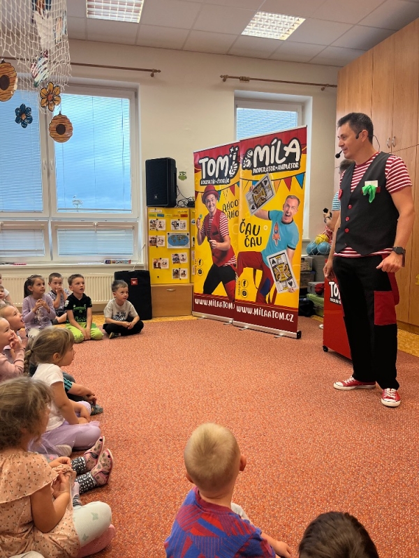 MŠ Korálky - Kouzelný kabaret M. Řezníček