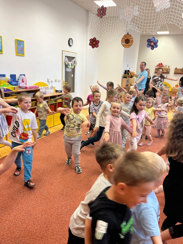MŠ Korálky - Kouzelný kabaret M. Řezníček