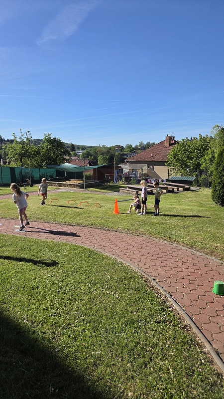Žluťásci sportují na školní zahradě