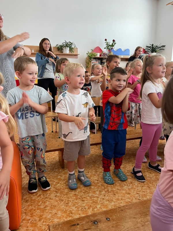 MŠ Korálky - Kouzelný kabaret M. Řezníčka
