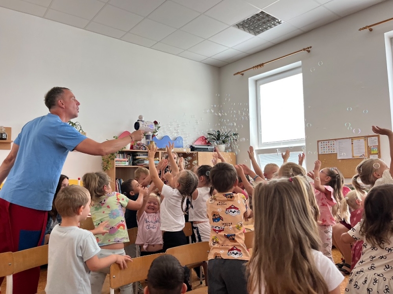 MŠ Korálky - Kouzelný kabaret M. Řezníčka
