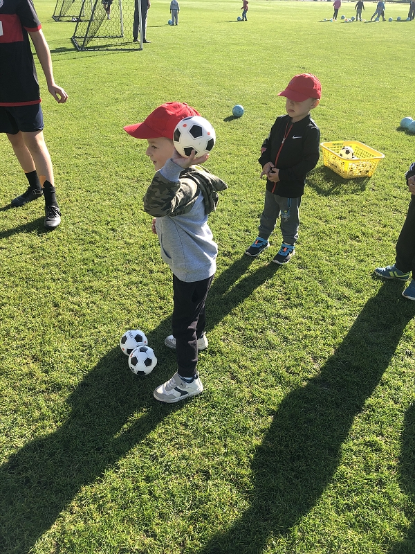 Sportovní dopoledne s fotbalisty - Broučci