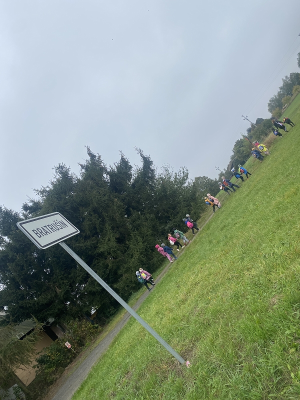 Opičky - procházka přes Bratrušín ke 3 křížům