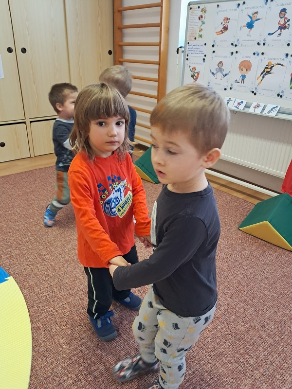 Broučci cvičí
