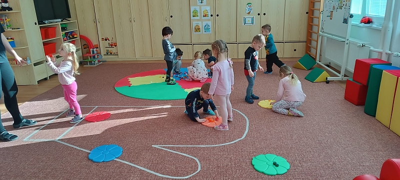 Broučci a téma ptáčci a zvířátka v zimě