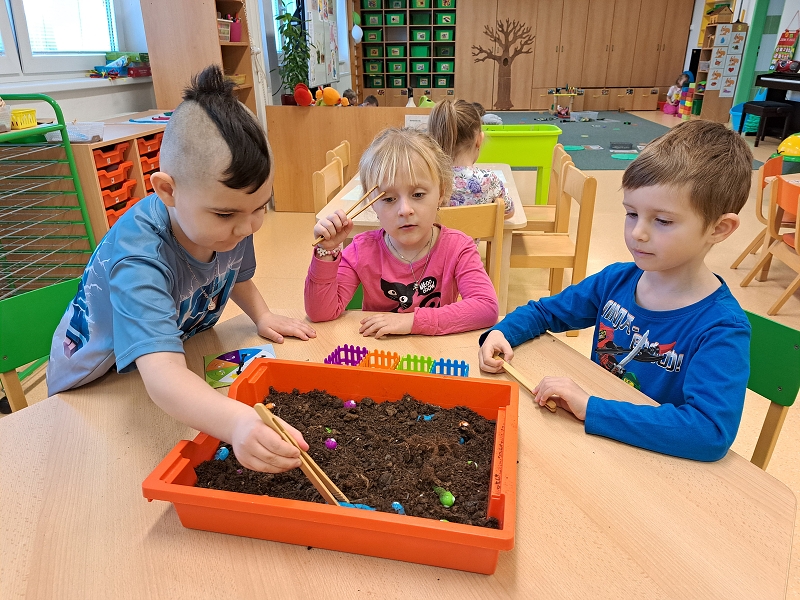 Veverky a jarní květinky