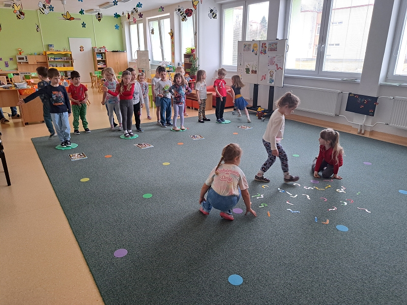 Veverky a jarní květinky