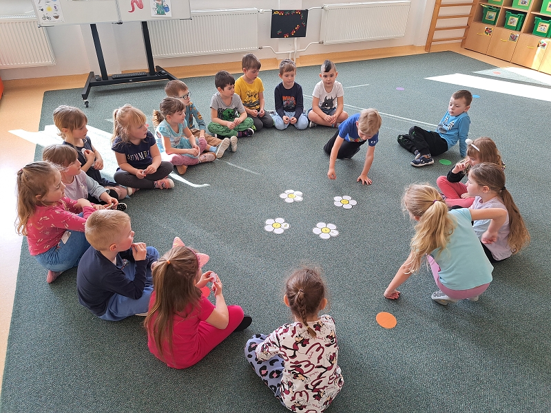 Veverky a jarní květinky