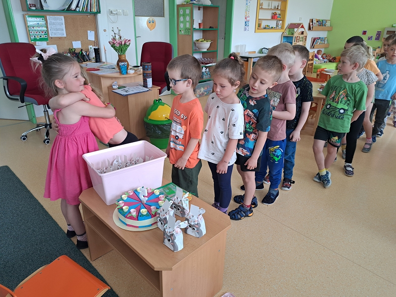 Děti ze třídy Veverek slaví