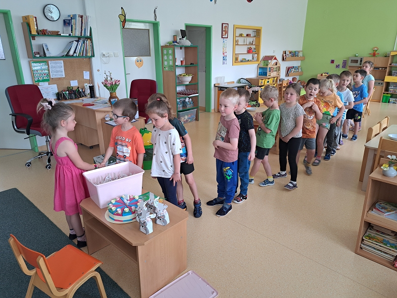 Děti ze třídy Veverek slaví