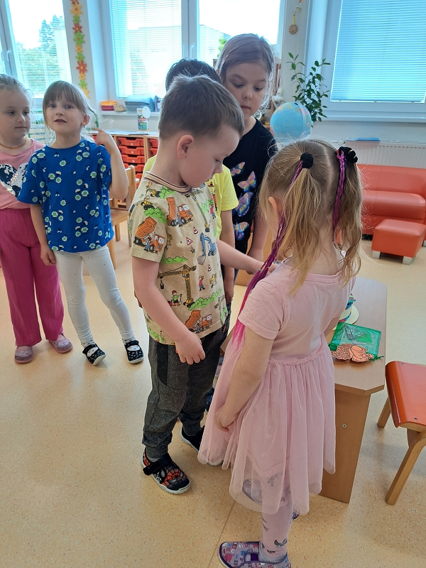 Děti ze třídy Veverek slaví