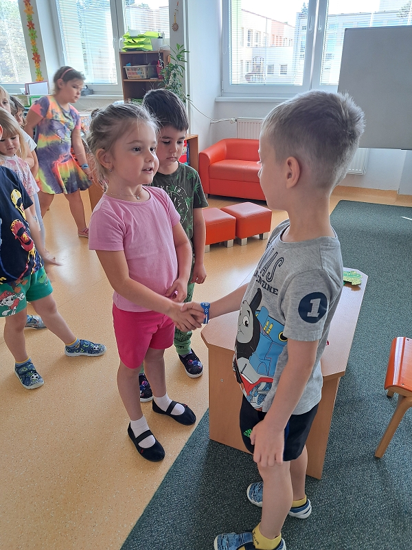 Děti ze třídy Veverek slaví