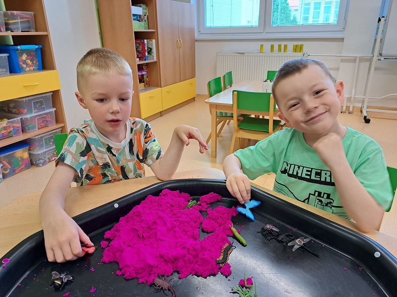 Veverky zkoumají, co se děje v trávě