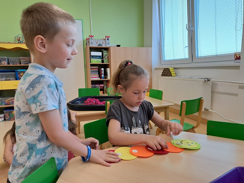 Veverky zkoumají, co se děje v trávě