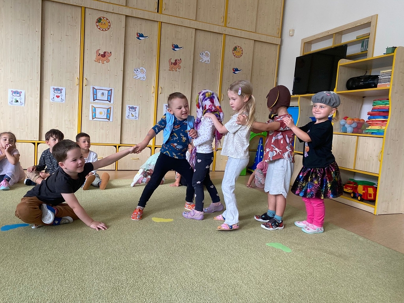 Kočičky tahají řepu