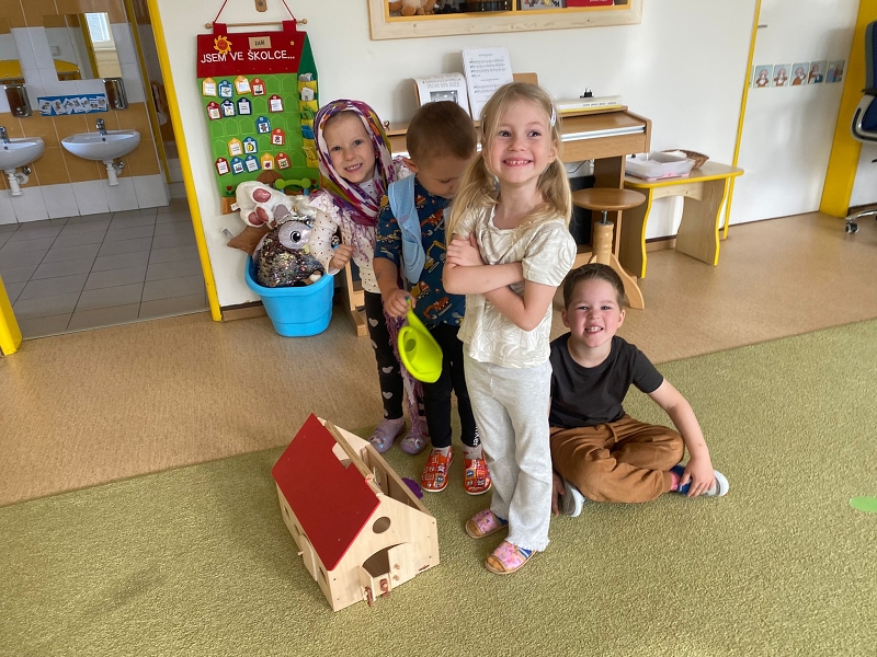 Kočičky tahají řepu