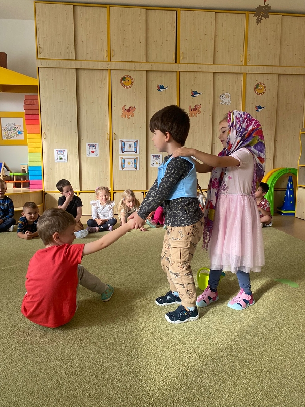 Kočičky tahají řepu