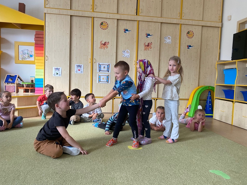 Kočičky tahají řepu