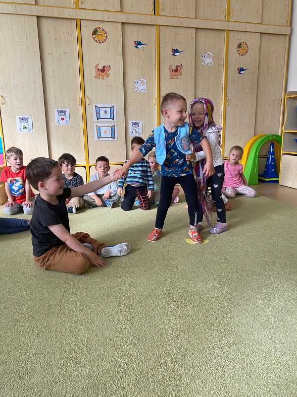 Kočičky tahají řepu