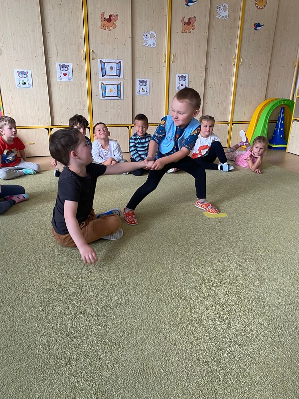 Kočičky tahají řepu