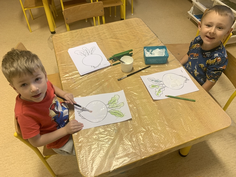 Kočičky tahají řepu