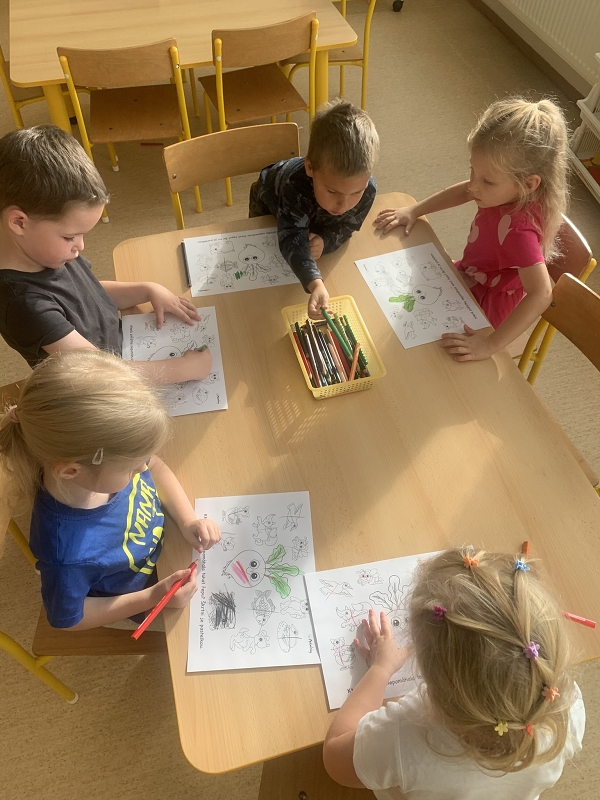 Kočičky tahají řepu