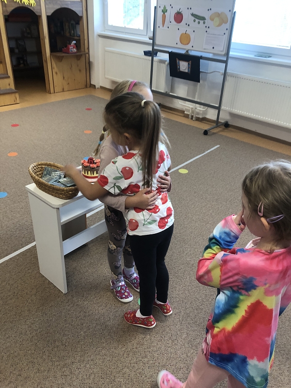 Opičky slaví narozeniny