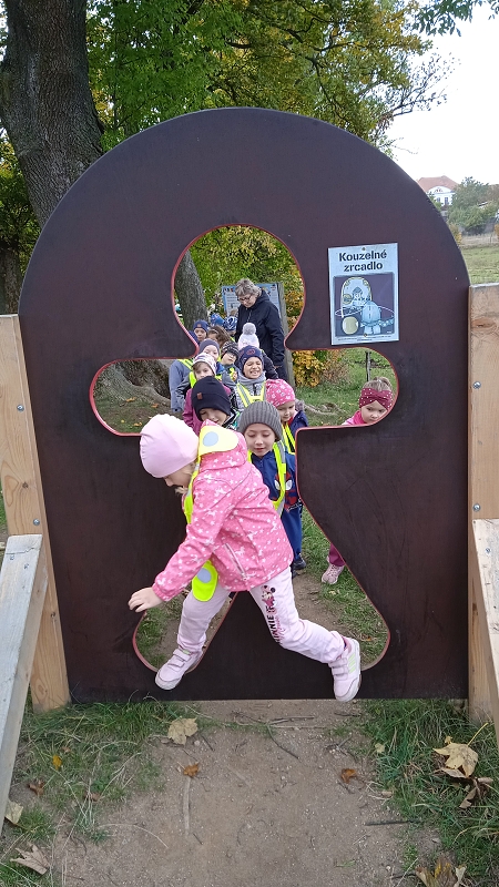 Opičky v pohádkové aleji