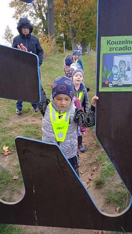 Opičky v pohádkové aleji