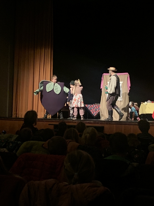 Děti z MŠ Pohádka v divadle