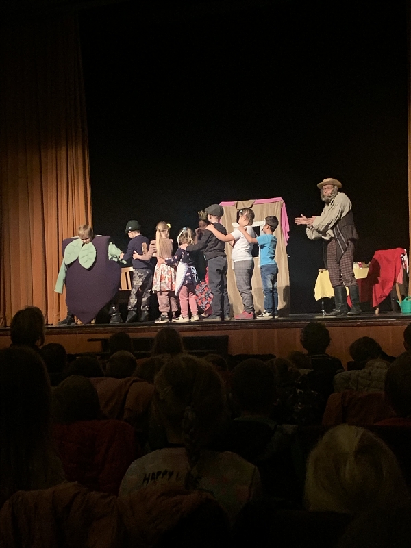 Děti z MŠ Pohádka v divadle