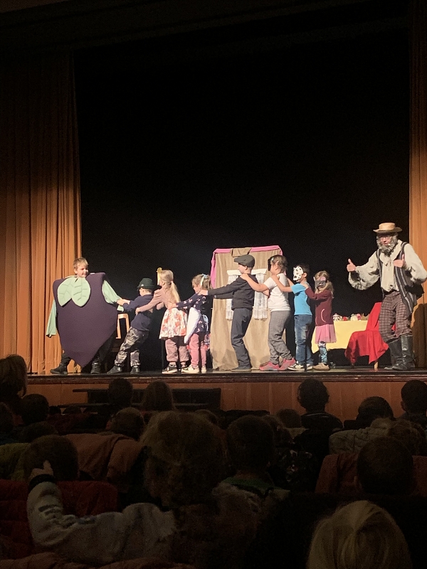 Děti z MŠ Pohádka v divadle