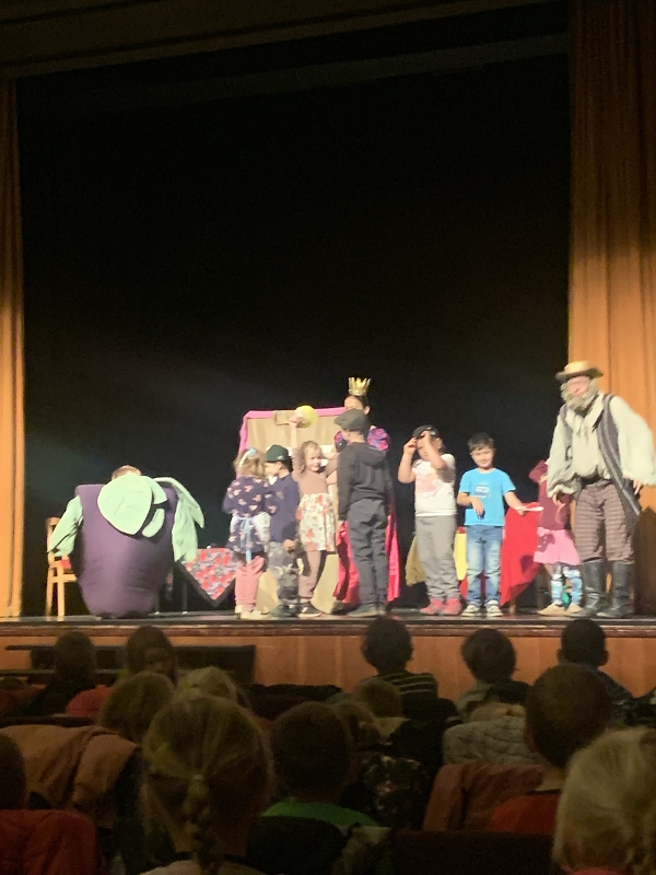 Děti z MŠ Pohádka v divadle