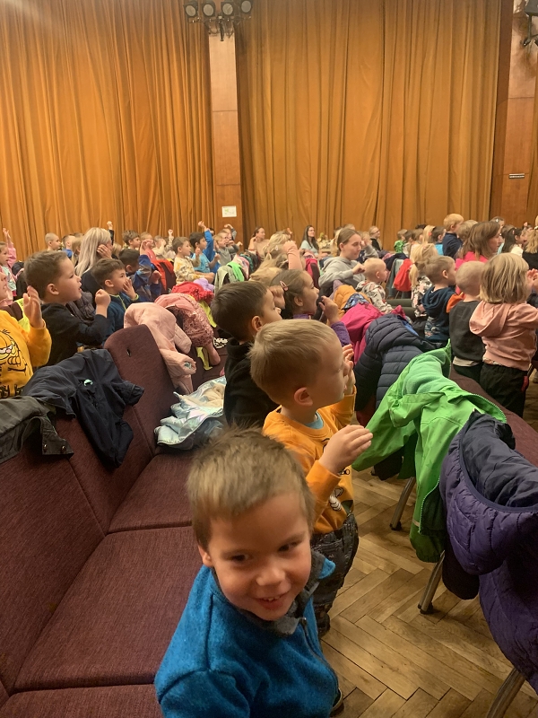 Děti z MŠ Pohádka v divadle
