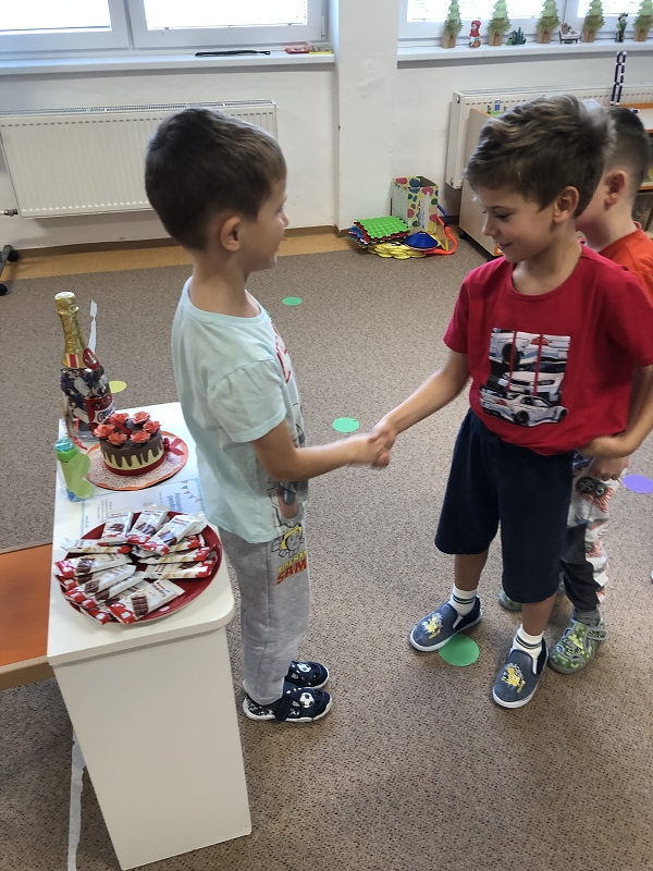 Opičky slaví narozeniny