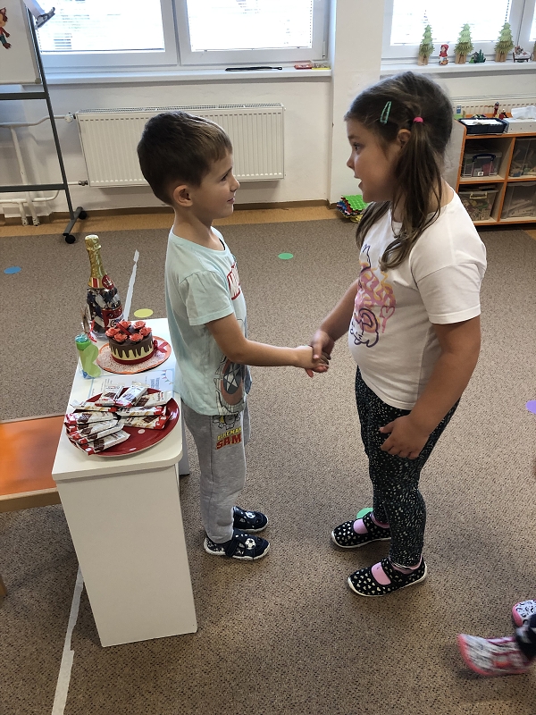 Opičky slaví narozeniny